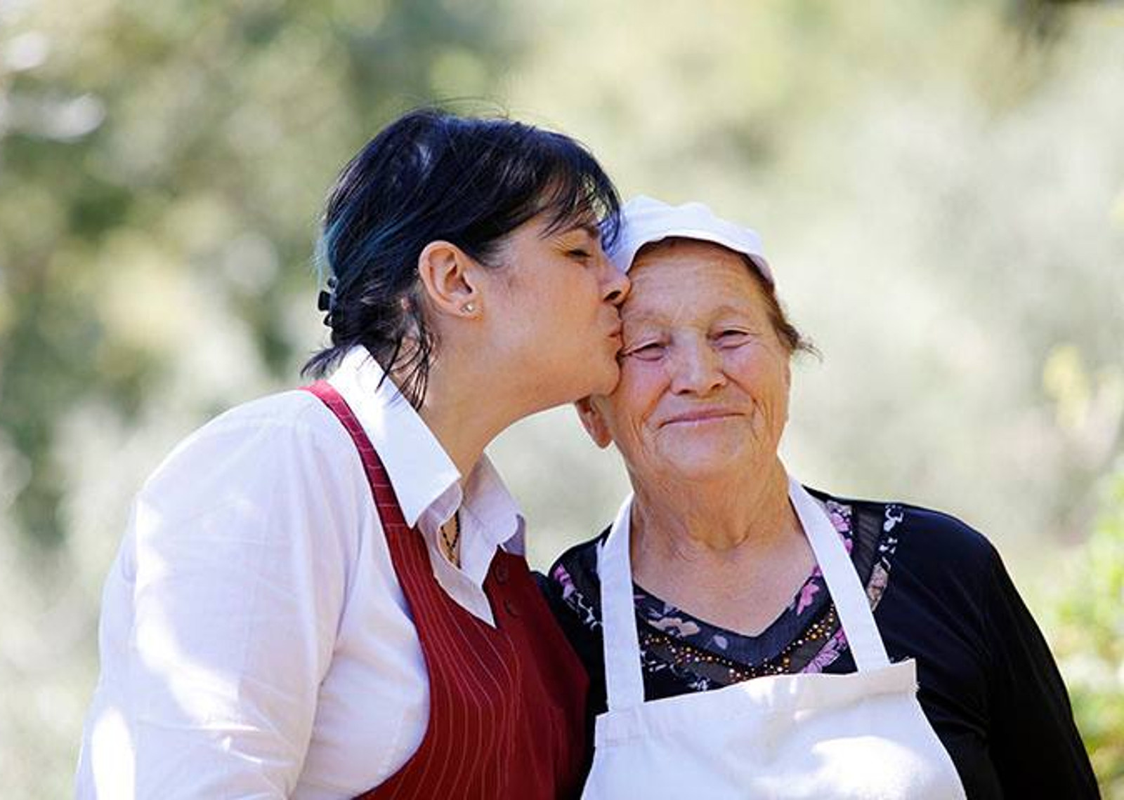 Dina Fragai’s daughter kissing her mother