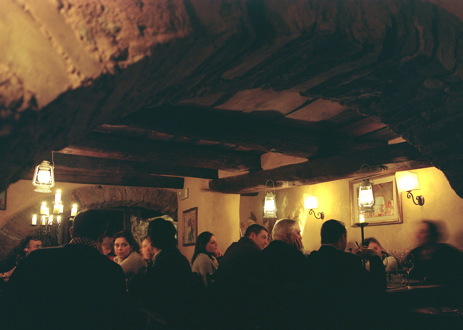 The photo shows some guests of I’cche c’è c’è during dinner